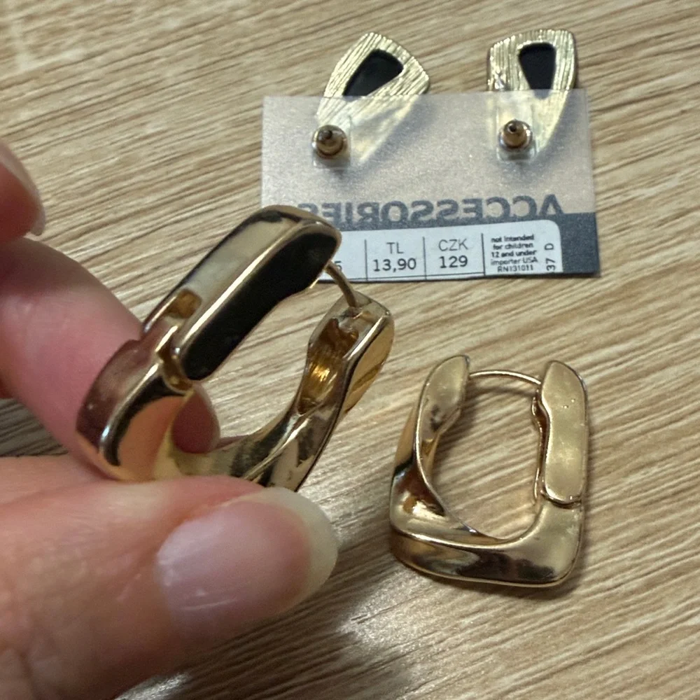 Forever 21 Women’s Bundle of Earrings Set Black & Gold Studs + Gold Hoop Squares